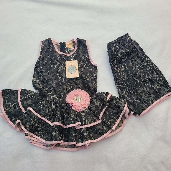 ๐๏ธ Girls Black Embossed Lace Short Set - Picture 2 of 5